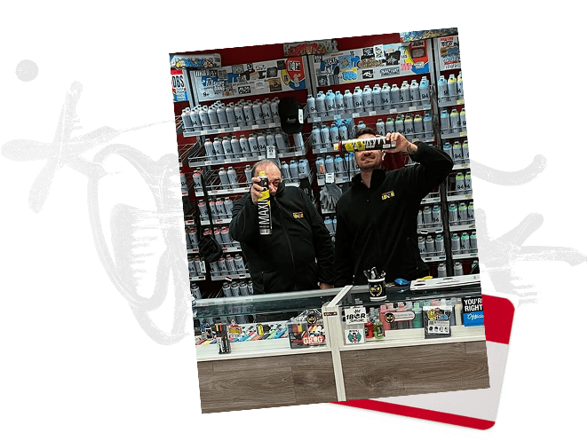 Polaroid de dos personas brindando con botellas en el mostrador de la tienda