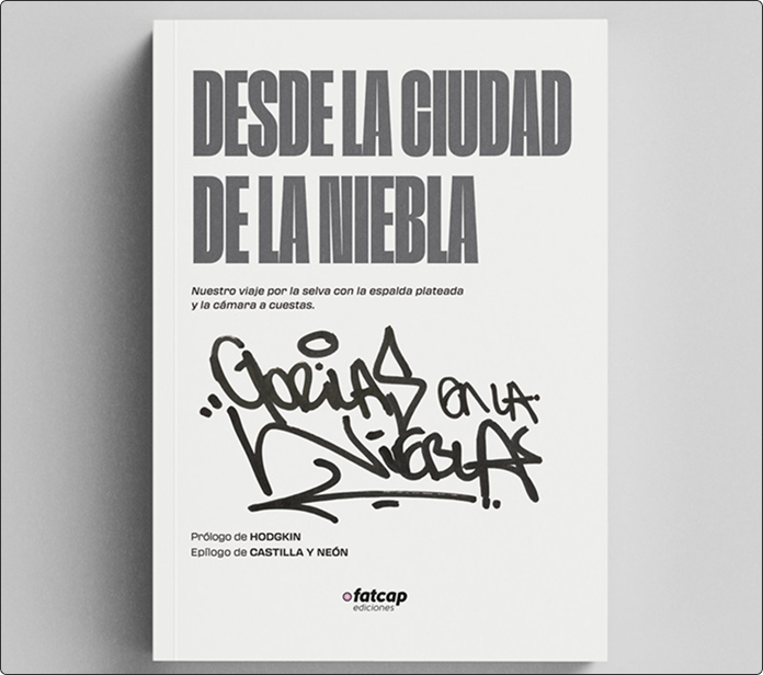 Libro Desde la ciudad de la niebla con portada blanca y firma negra