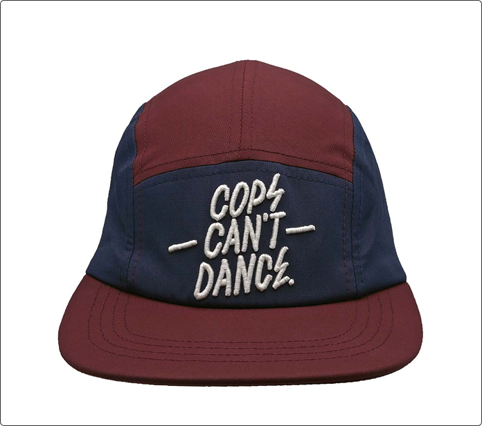 Gorra granate y azul marino con texto blanco Cops Can’t Dance