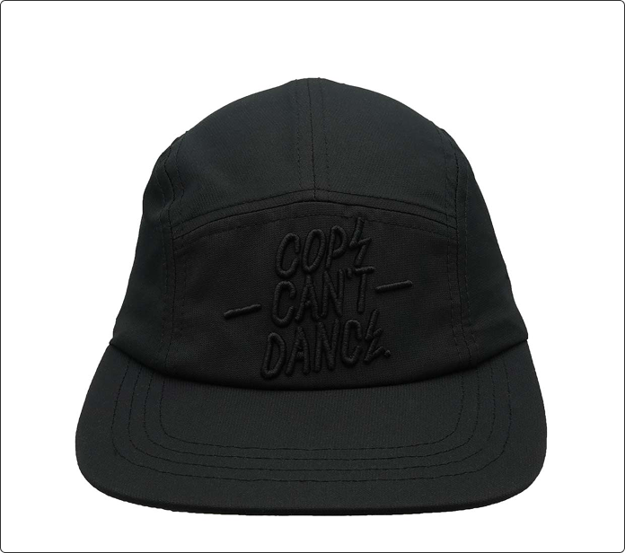 Gorra negra con bordado Cops Can’t Dance en el mismo tono