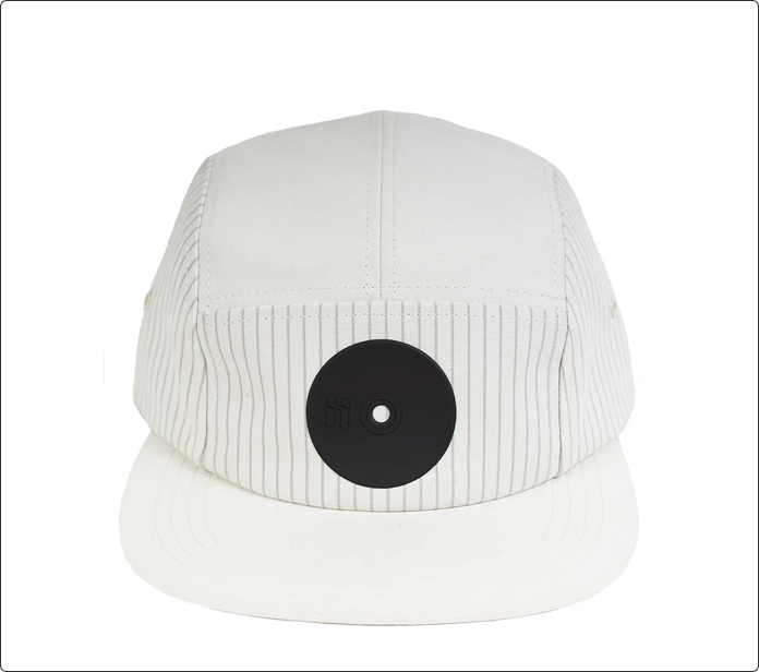 Gorra blanca a rayas finas con aplique circular negro