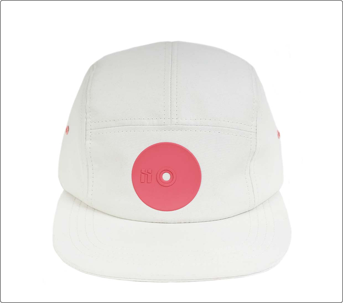 Gorra blanca con visera y aplique circular rosa
