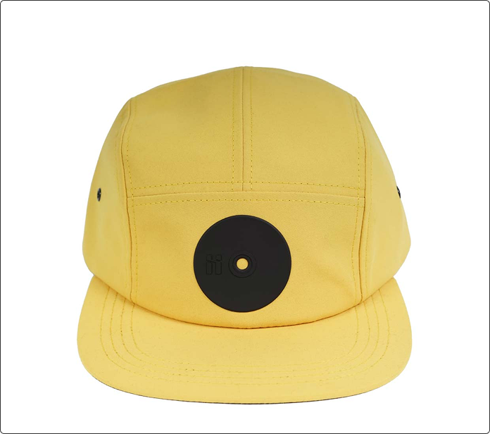 Gorra amarilla con visera y aplique circular negro