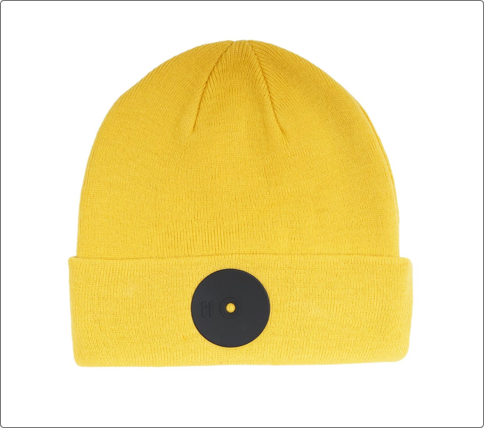 Gorro amarillo de punto con aplique circular negro