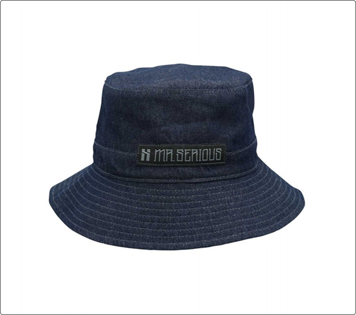 Gorro de pescador azul oscuro con etiqueta M. Serious