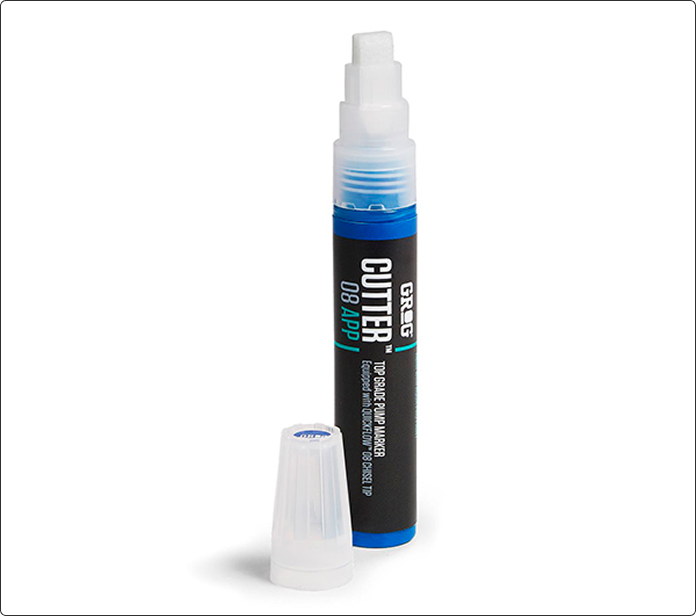 Rotulador Grog Cutter 08 APP, cuerpo negro con punta azul y su tapa