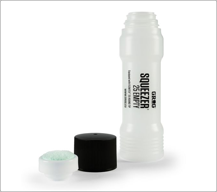 Rotulador Grog Squeezer 25 vacío, blanco translúcido con tapón negro desenroscado y punta de esponja verde clara