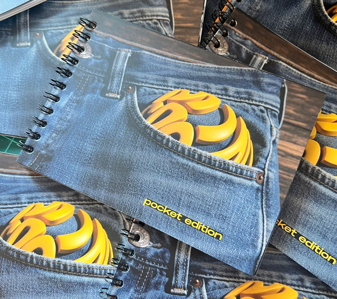 Cuaderno y funda vaquera "Pocket Edition" con logo amarillo asomando del bolsillo